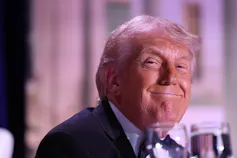 Otro presunto intento de asesinato de Trump: ¿es una salvación política o una señal dañina de debilidad? 2 Un hombre mayor con cabello rubio claro y suelto sonríe con aire de suficiencia.