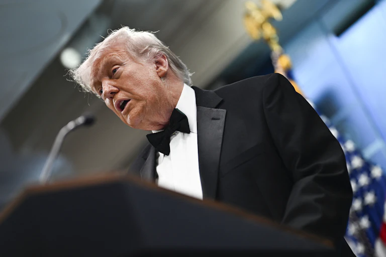 Donald Trump en contre-plongée, qui parle devant un pupitre.