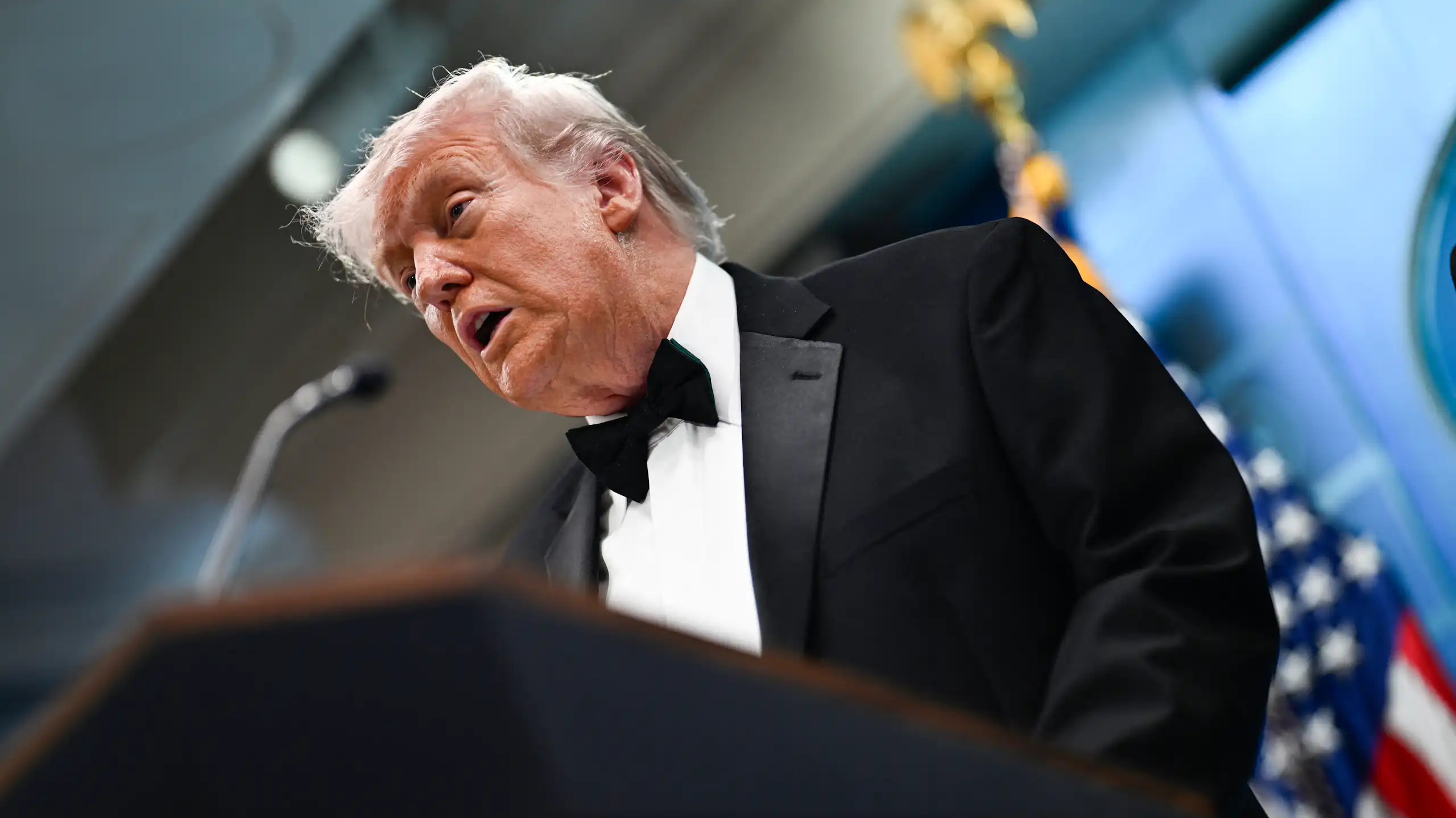 Donald Trump en contre-plongée, qui parle devant un pupitre.