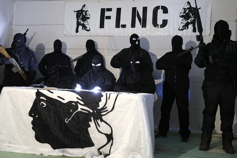 Des personnes se réclamant du Front de libération nationale corse (FLNC), officiellement désarmé depuis 2014, tiennent une conférence de presse dans un lieu tenu secret sur l'île méditerranéenne française de Corse, en janvier 2024. Au cours de cette conférence de presse clandestine, des individus cagoulés et armés ont critiqué les mesures d'autonomie actuellement en discussion, les jugeant incapables de « préserver la survie du peuple corse.