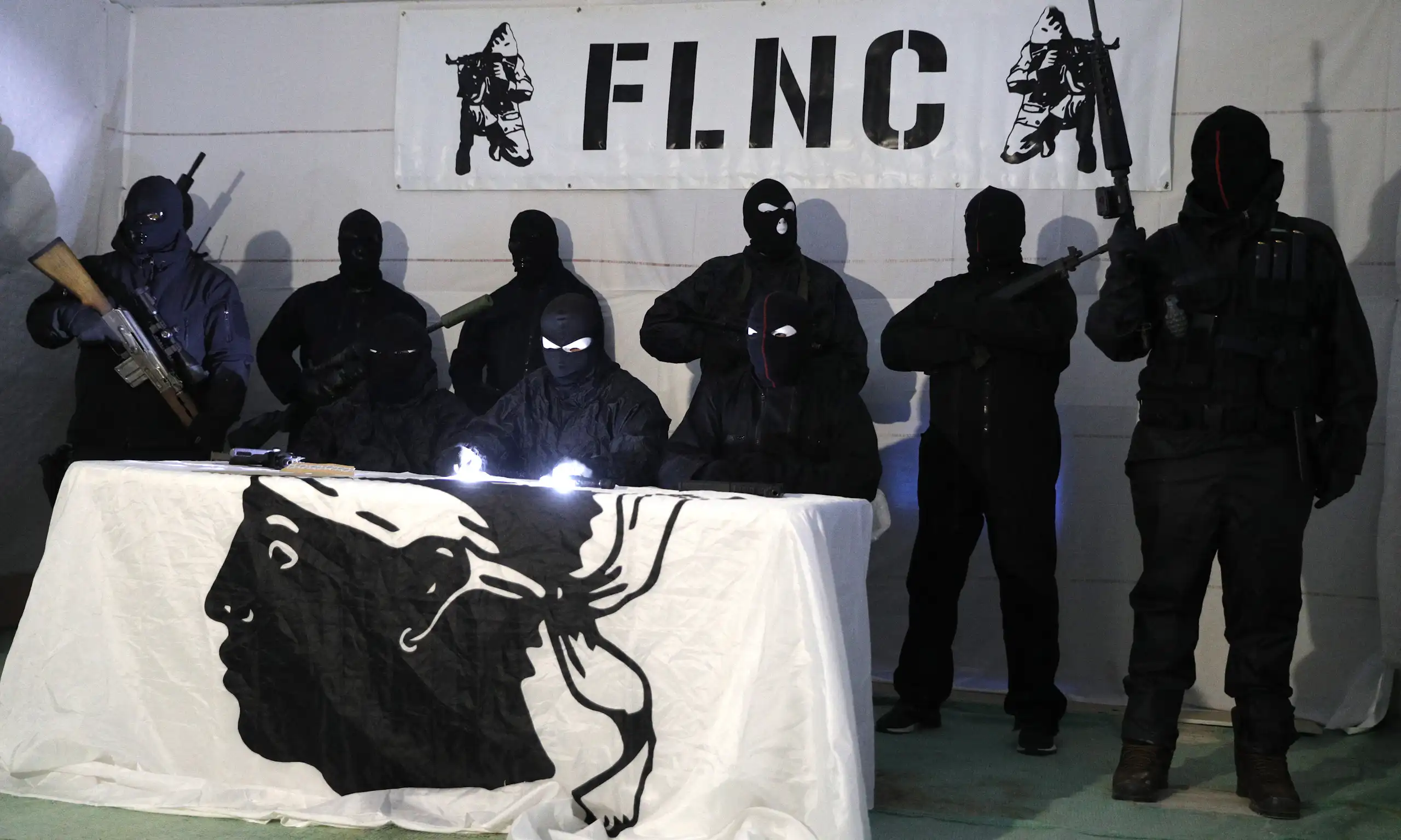 Des personnes se réclamant du Front de libération nationale corse (FLNC), officiellement désarmé depuis 2014, tiennent une conférence de presse dans un lieu tenu secret sur l'île méditerranéenne française de Corse, en janvier 2024. Au cours de cette conférence de presse clandestine, des individus cagoulés et armés ont critiqué les mesures d'autonomie actuellement en discussion, les jugeant incapables de « préserver la survie du peuple corse.