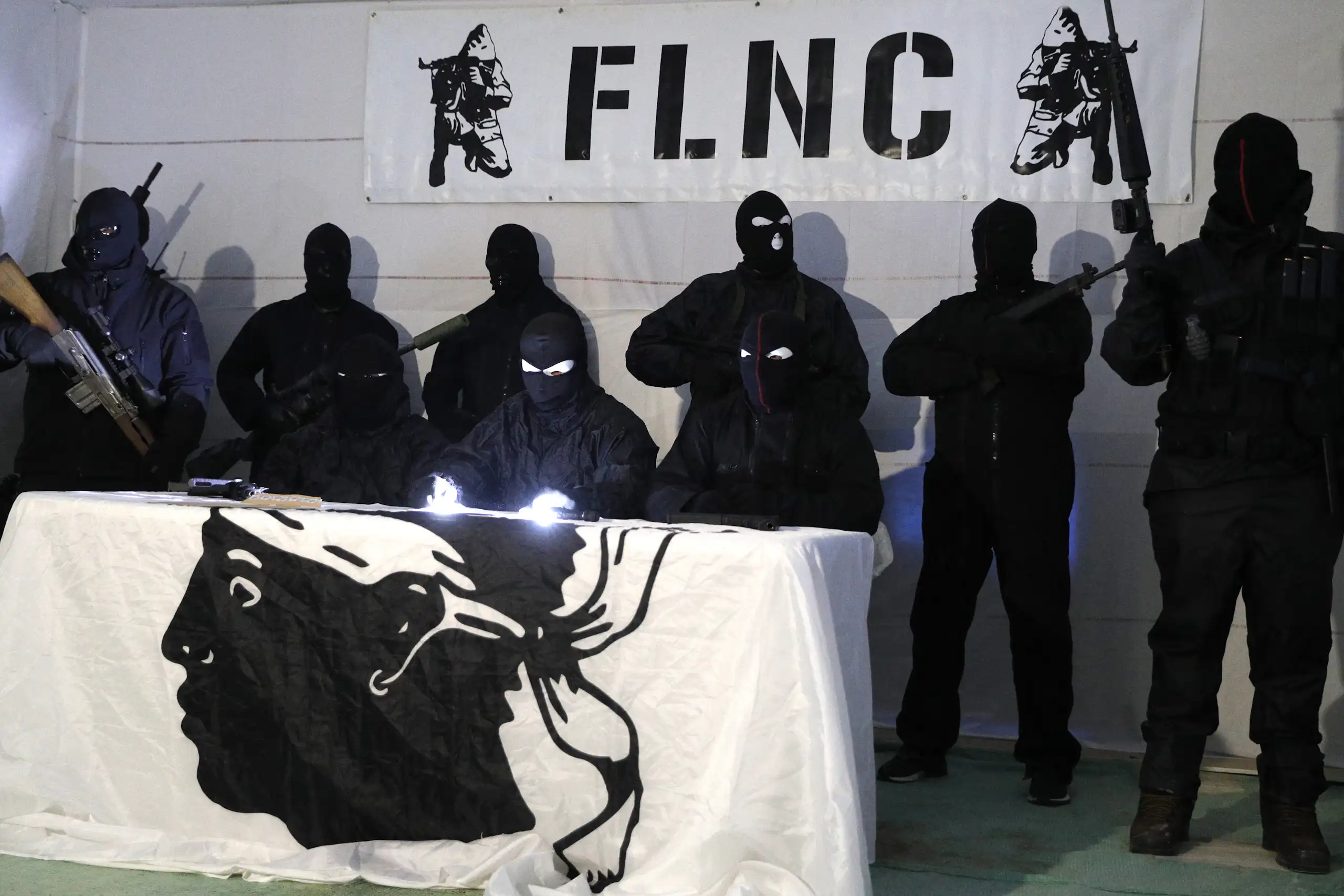 Des personnes se réclamant du Front de libération nationale corse (FLNC), officiellement désarmé depuis 2014, tiennent une conférence de presse dans un lieu tenu secret sur l'île méditerranéenne française de Corse, en janvier 2024. Au cours de cette conférence de presse clandestine, des individus cagoulés et armés ont critiqué les mesures d'autonomie actuellement en discussion, les jugeant incapables de « préserver la survie du peuple corse.