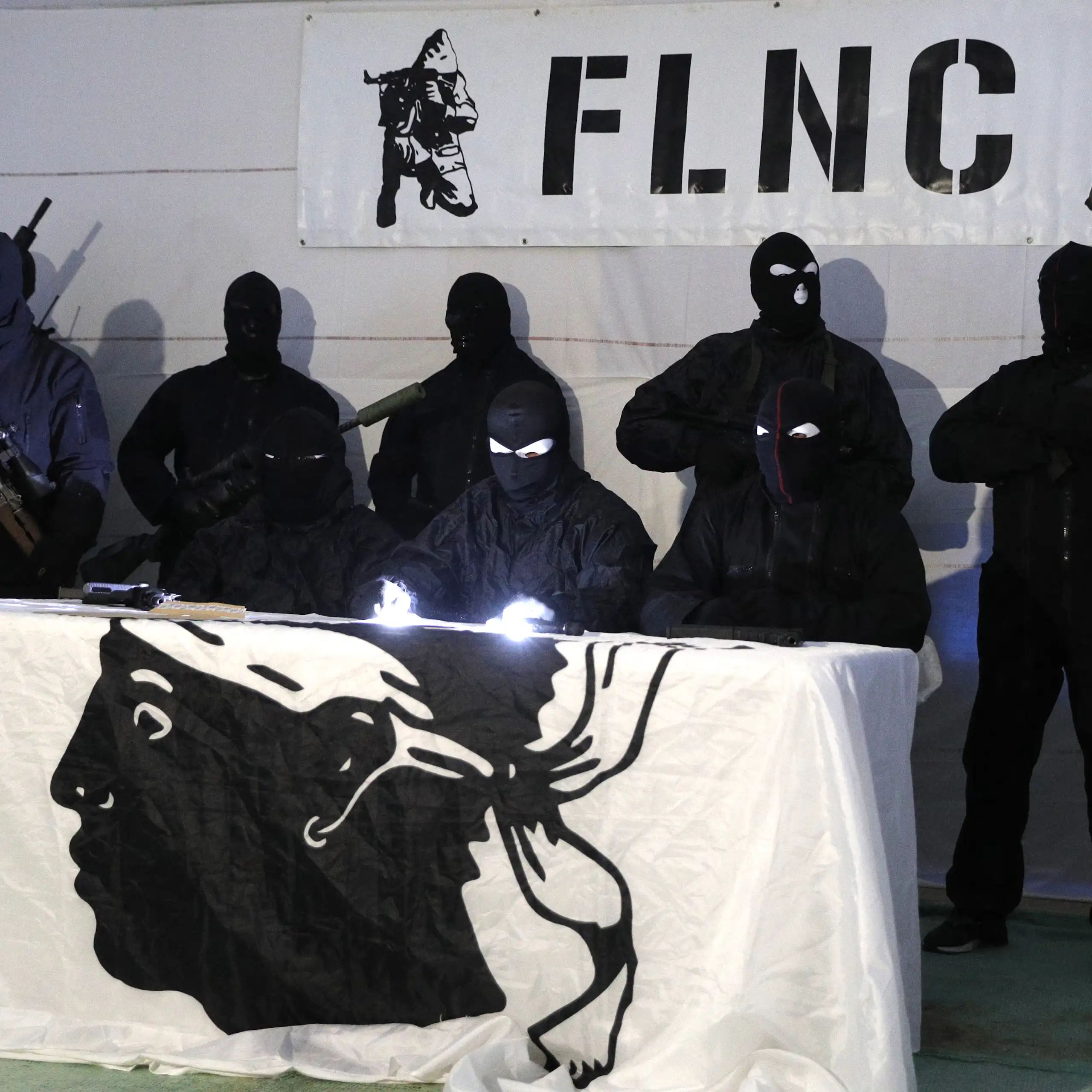 Des personnes se réclamant du Front de libération nationale corse (FLNC), officiellement désarmé depuis 2014, tiennent une conférence de presse dans un lieu tenu secret sur l'île méditerranéenne française de Corse, en janvier 2024. Au cours de cette conférence de presse clandestine, des individus cagoulés et armés ont critiqué les mesures d'autonomie actuellement en discussion, les jugeant incapables de « préserver la survie du peuple corse.