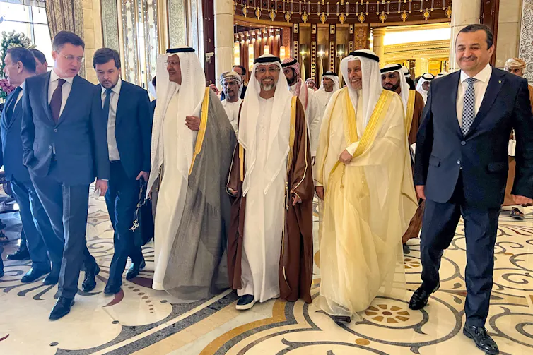 La salida de los Emiratos Árabes Unidos de la OPEP lleva mucho tiempo gestándose y podría marcar el comienzo de un realineamiento en el Golfo. 1 Hombres con traje y puesto de ropa tradicional del Golfo.