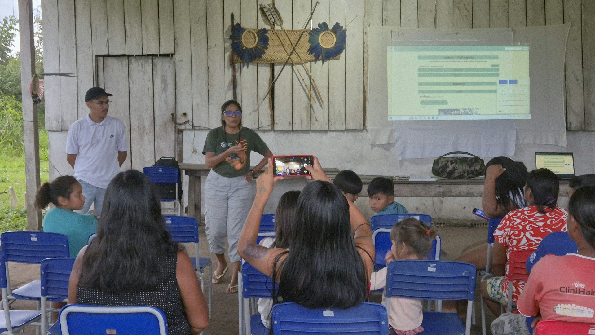 Apresentação da primeira versão do Dicionário Multimídia Makurap, na Aldeia Ricardo Franco (RO).