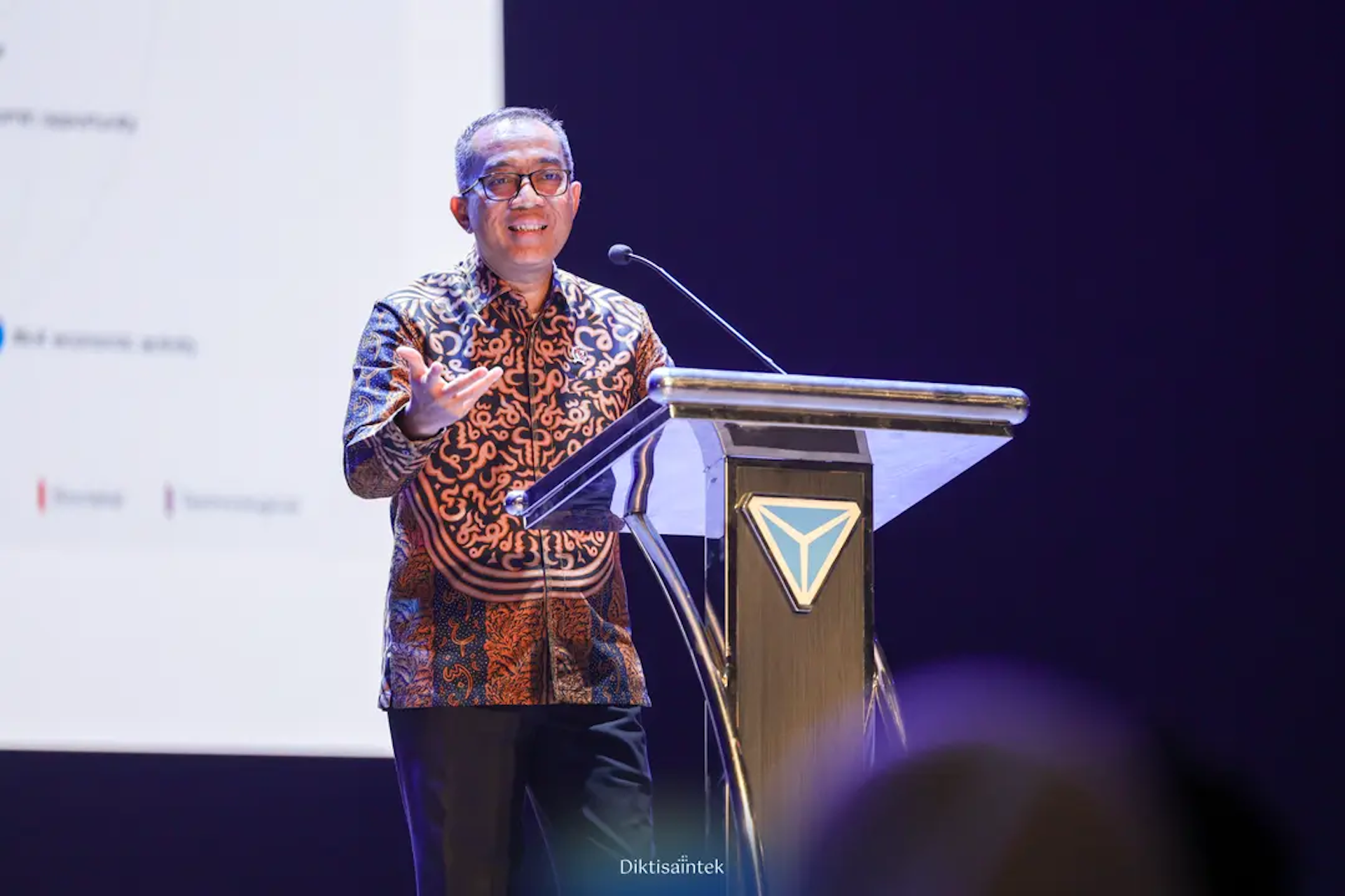 Penutupan prodi tanpa alasan yang jelas melanggengkan dominasi logika bisnis dan ekonomi dalam pendidikan.