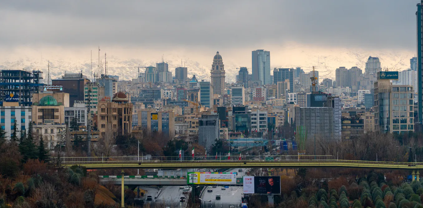 Vingt ans de sanctions économiques, 16 000 frappes et 50 % d’inflation, pourquoi le régime des mollahs ne tombe-t-il pas ? Vingt ans de sanctions économiques, 16 000 frappes et 50 % d’inflation, pourquoi le régime des mollahs ne tombe-t-il pas ?