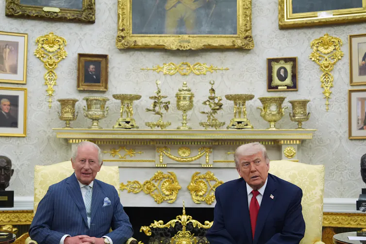Otro supuesto intento de asesinato de Trump: ¿salvación política o muestra dañina de debilidad? 1 Dos ancianos están sentados en una oficina cubierta de decoración dorada.
