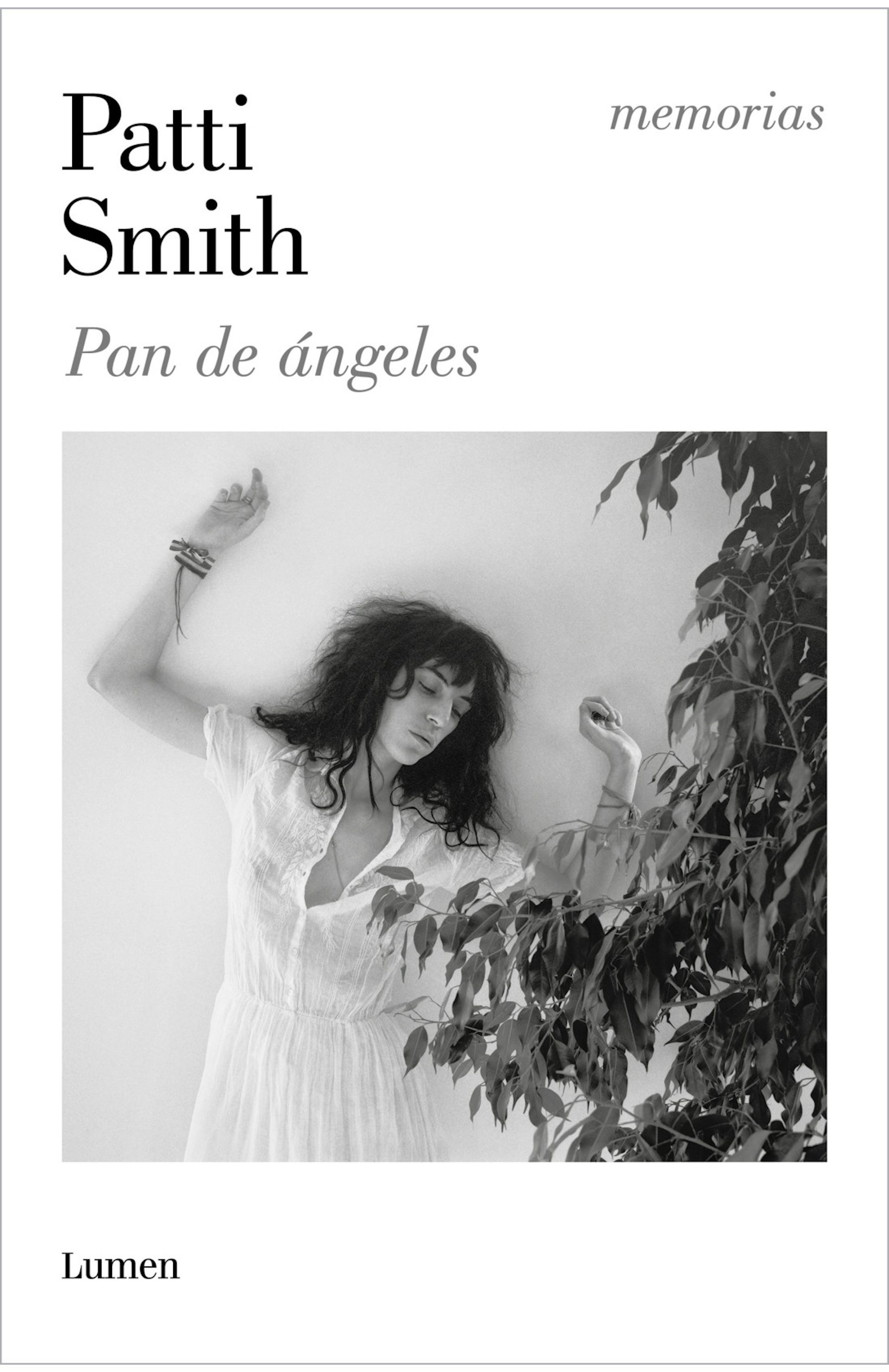 La portada de Bread of Angels de Patti Smith con una fotografía de la autora cuando era una mujer joven tirada en el suelo con un vestido blanco.