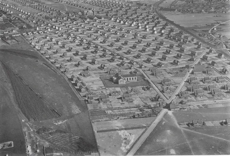 Cités minières à Loos-en-Gohelle (vers 1930), exemple de « company town » emblématique du bassin houiller du Pas-de-Calais