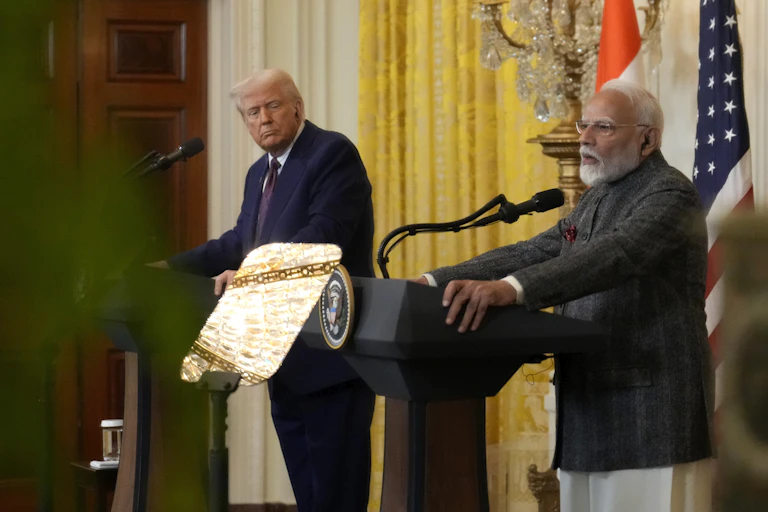 Le Premier ministre indien Narendra Modi s'exprime tandis que le président Donald Trump l'écoute, lors d'une conférence de presse