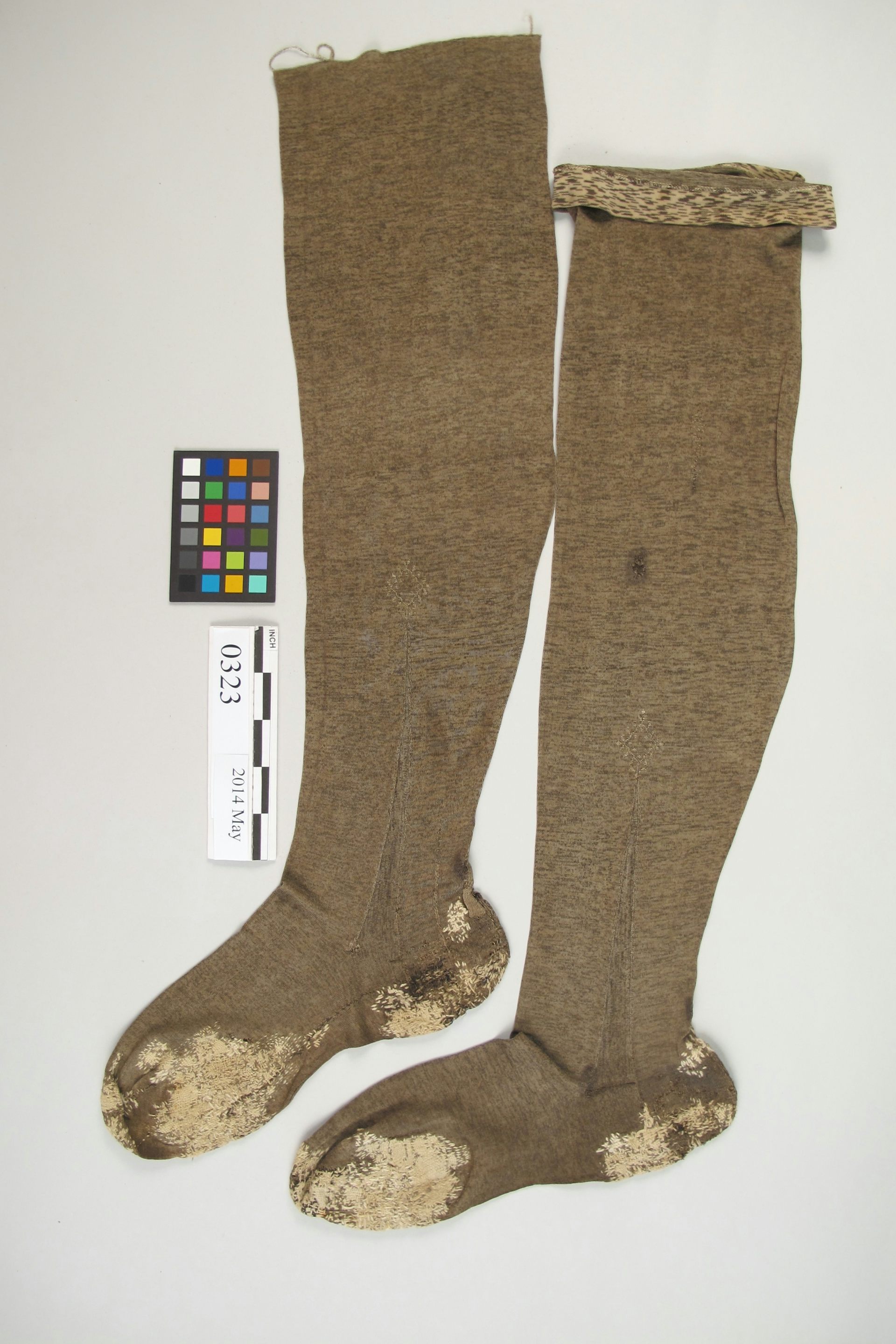 Une paire de bas montants anciens et usés jusqu’à la corde