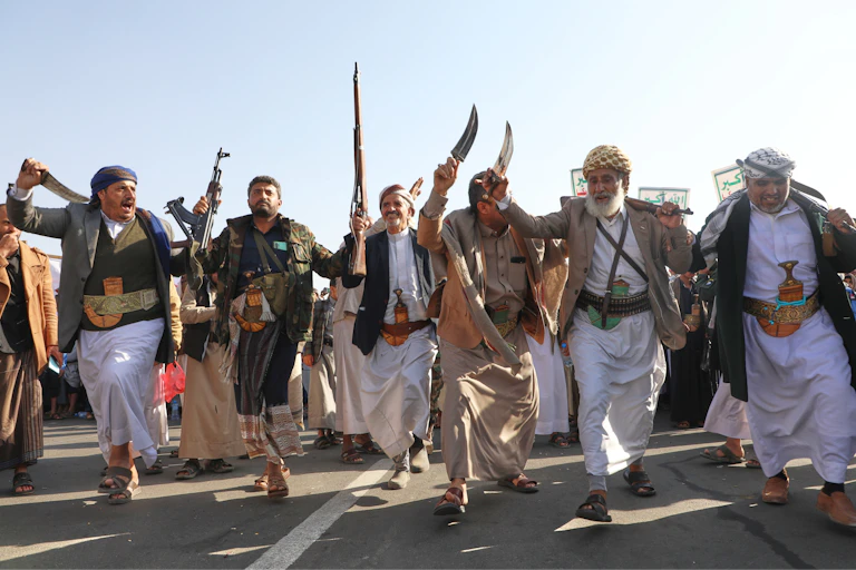 Des partisans houthis dansent