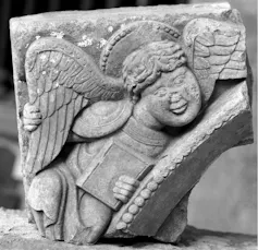 Fragmento de un ángel procedente del tímpano de la portada norte de San Isidoro de León (hoy desmantelada).