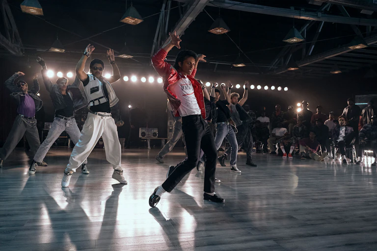 Personas ensayando una coreografía