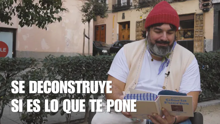 Fotograma del vídeo en el que un hombre lee un libro de Gloria Fuertes mientras sobre la imagen se dice 'se deconstruye si es lo que te pone'.