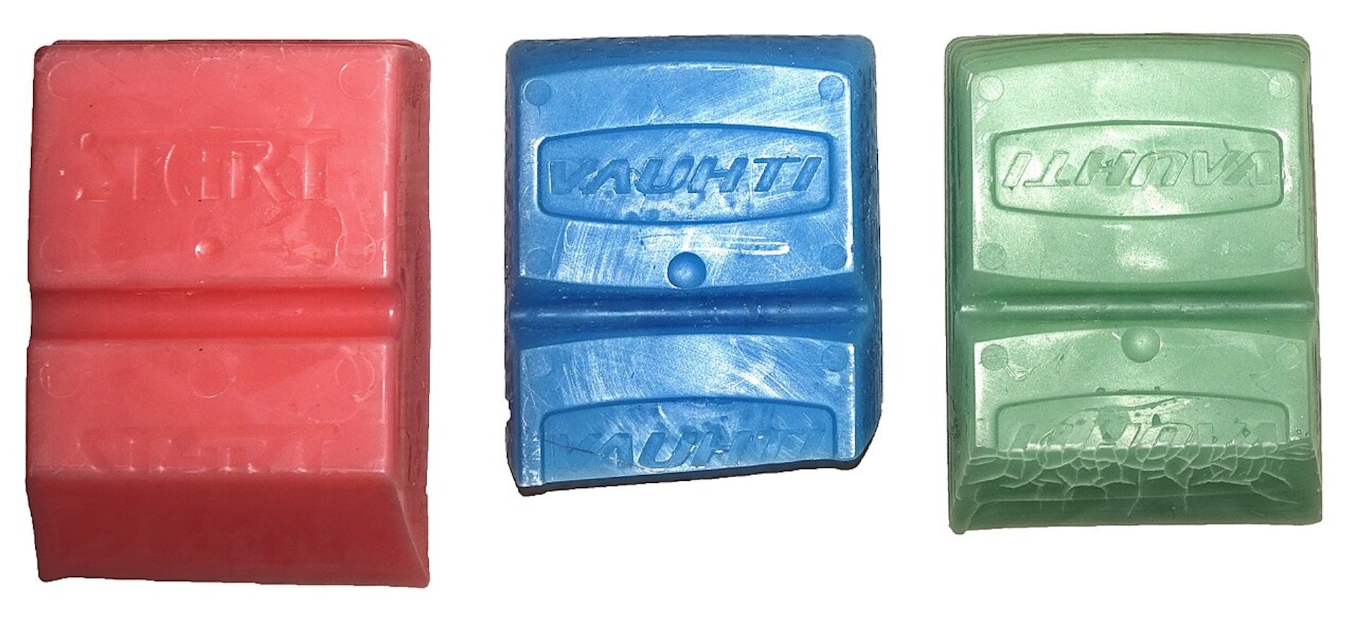 Tres barras de cera de diferentes colores.