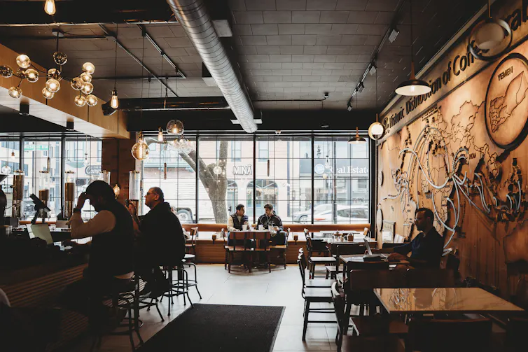 Los clientes están sentados en una cafetería.