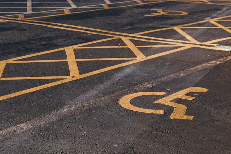 Une place de personnes handicapées