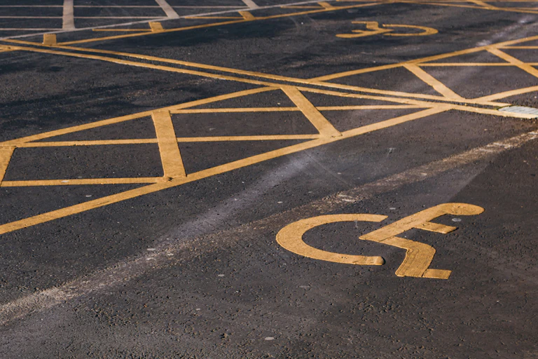 Une place de personnes handicapées