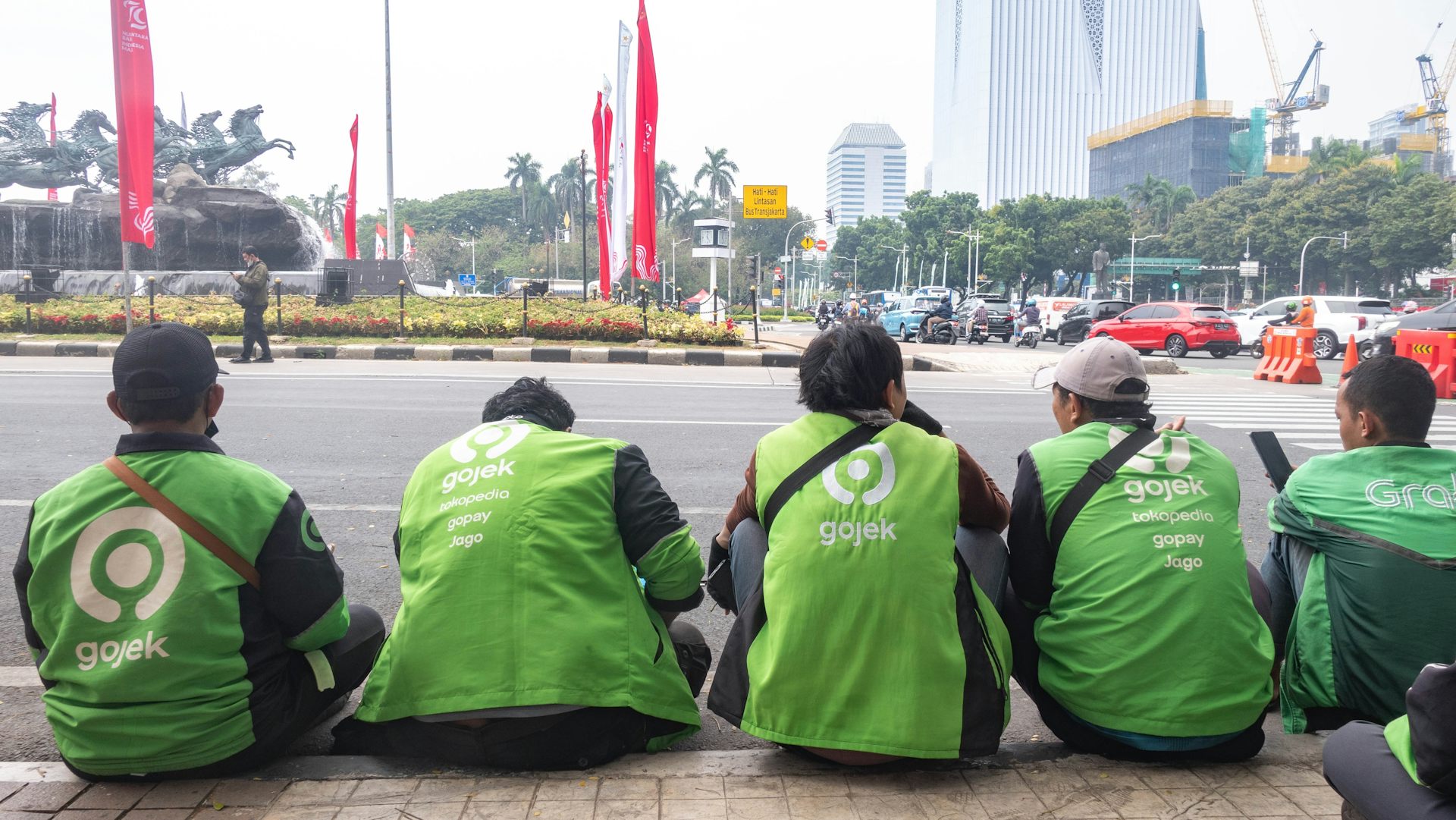 Presiden Prabowo Subianto menjanjikan adanya perbaikan komisi yang diterima para ojol