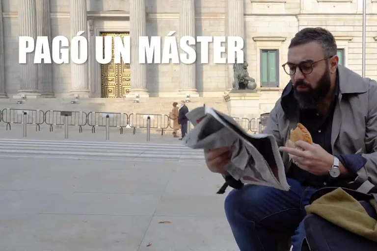 Captura del _sketch_ de Pantomima Full sobre los periodistas donde se puede leer 'Pagó un máster'.