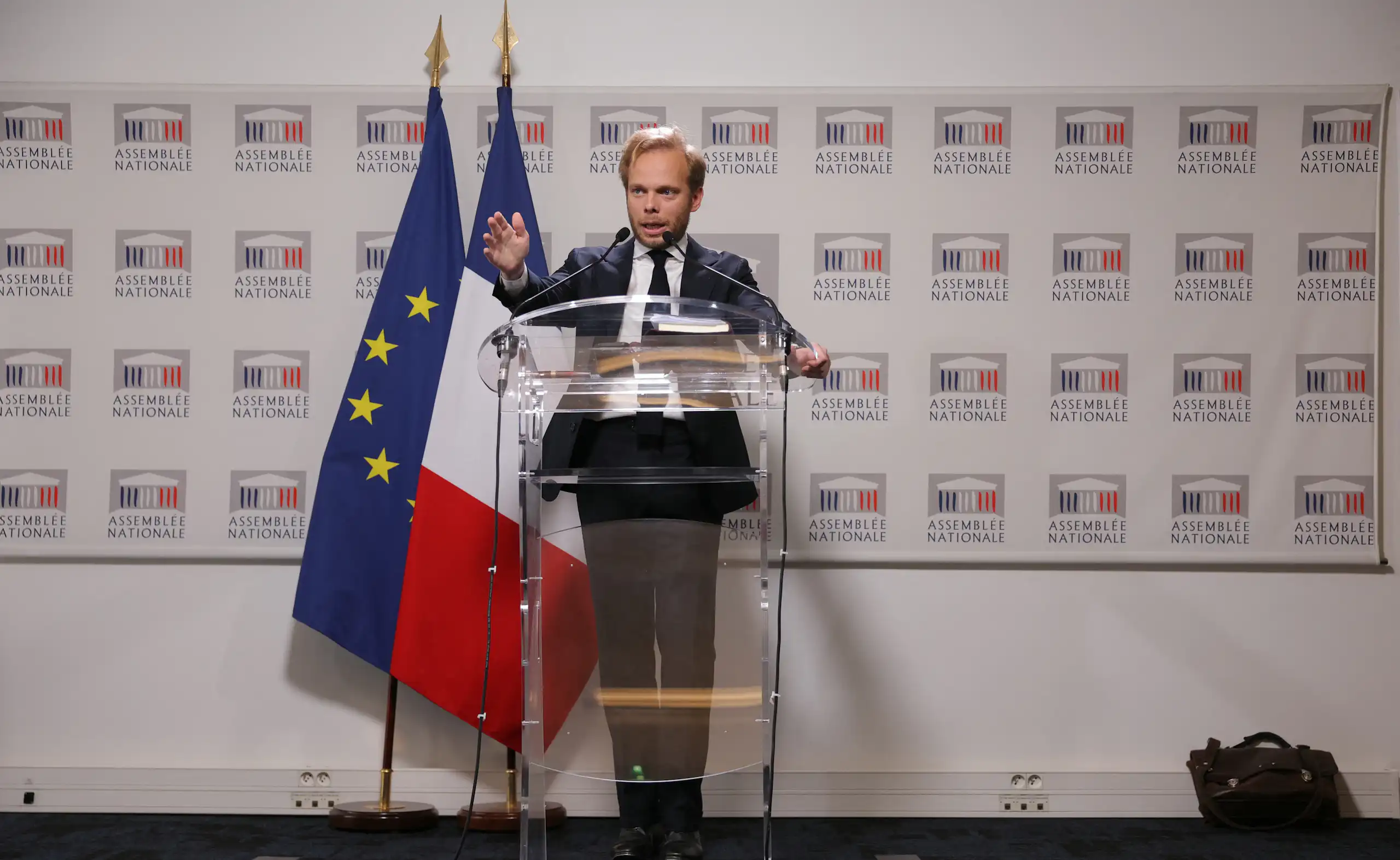Charles Alloncle, portrait en pied en conférence de presse.