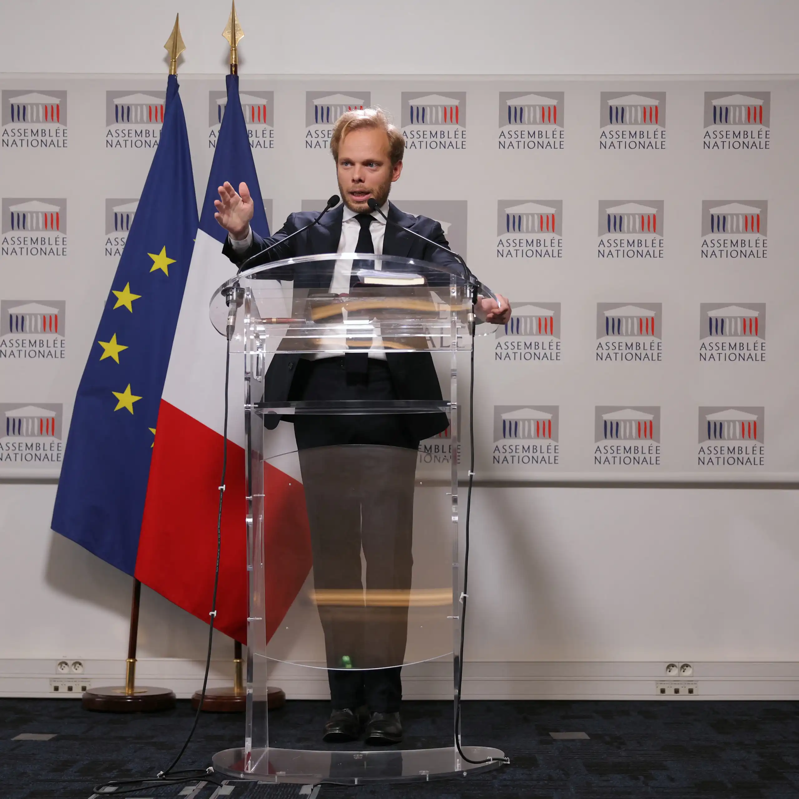 Charles Alloncle, portrait en pied en conférence de presse.