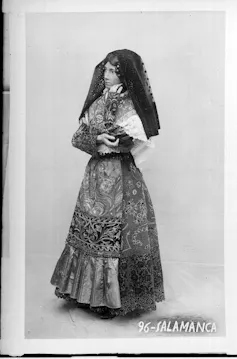 Imagen de una mujer vestida con traje tradicional y mantilla.