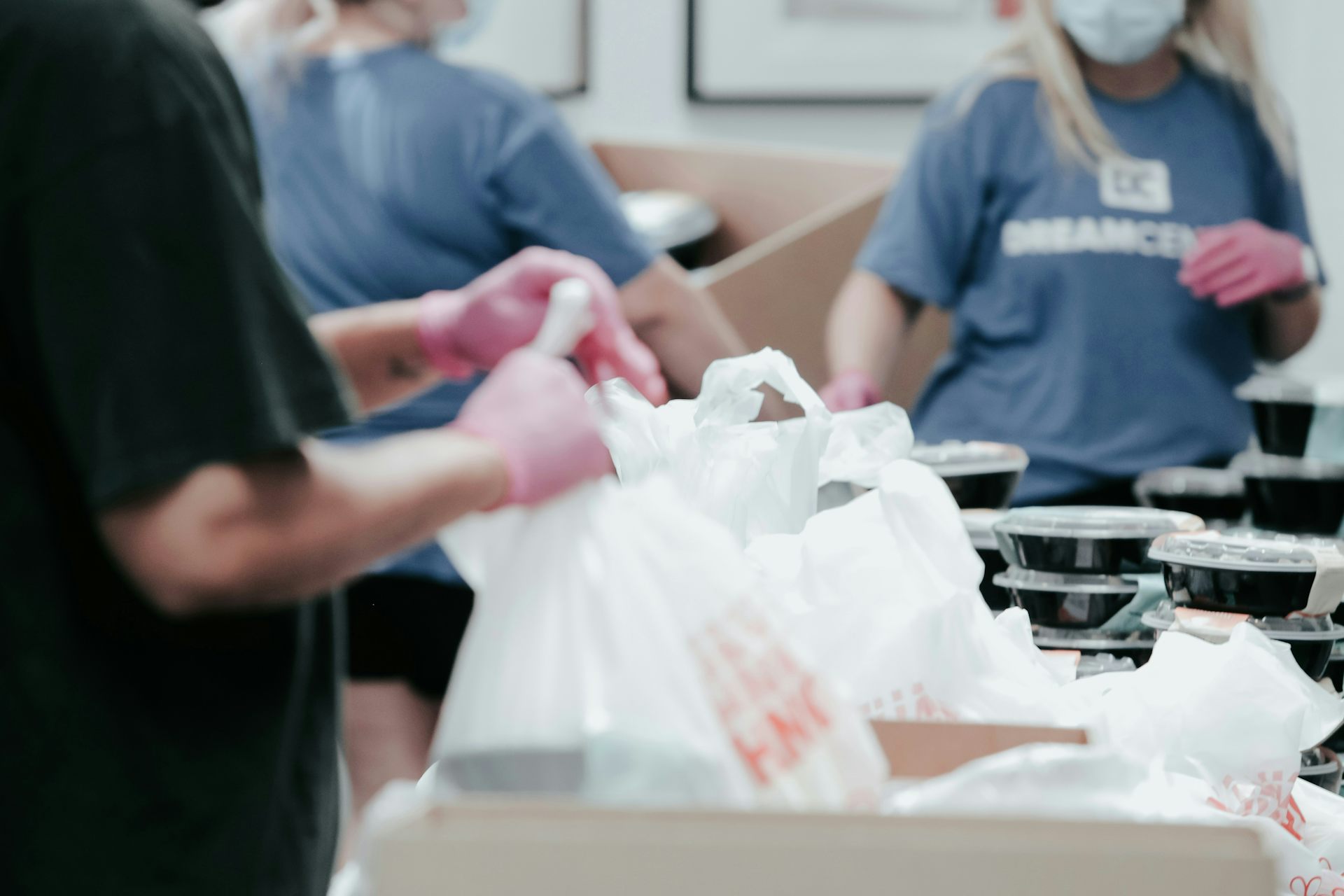 Des personnes tiennent des sacs de poubelle