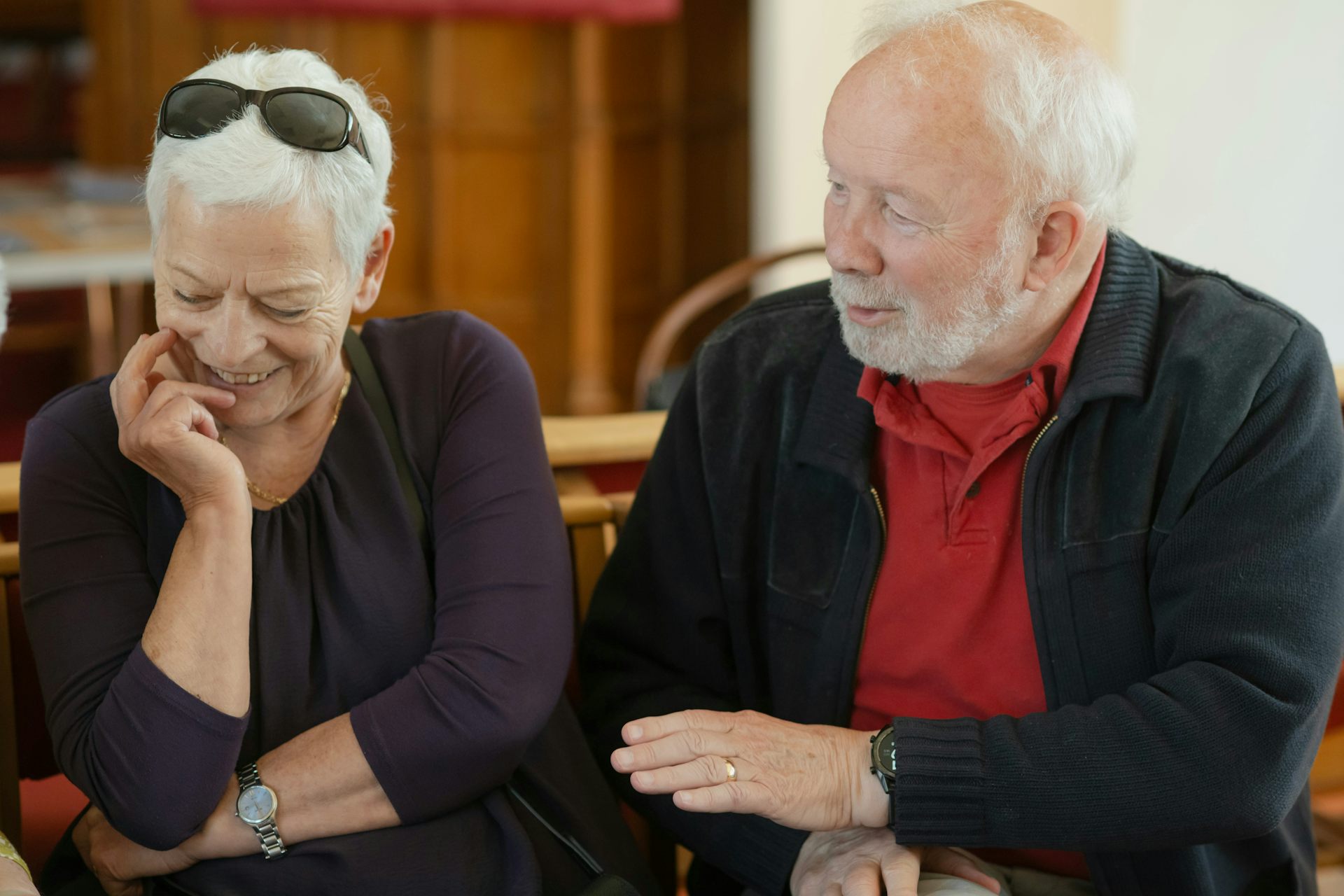 Deux personnes âgées rient ensemble