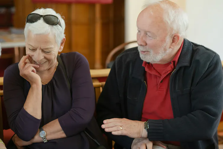Deux personnes âgées rient ensemble