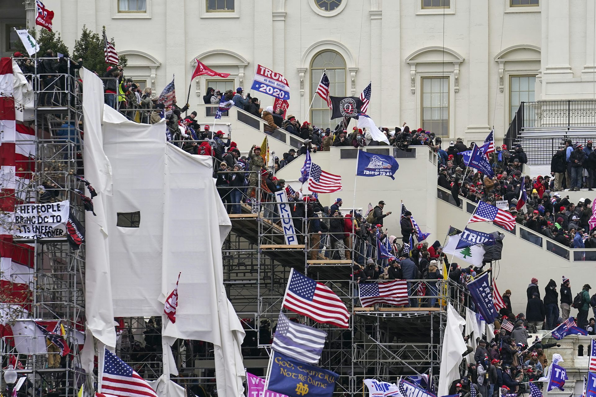 Des insurgés participent à une émeute devant le Capitole à Washington
