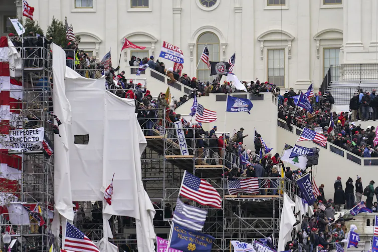 Des insurgés participent à une émeute devant le Capitole à Washington