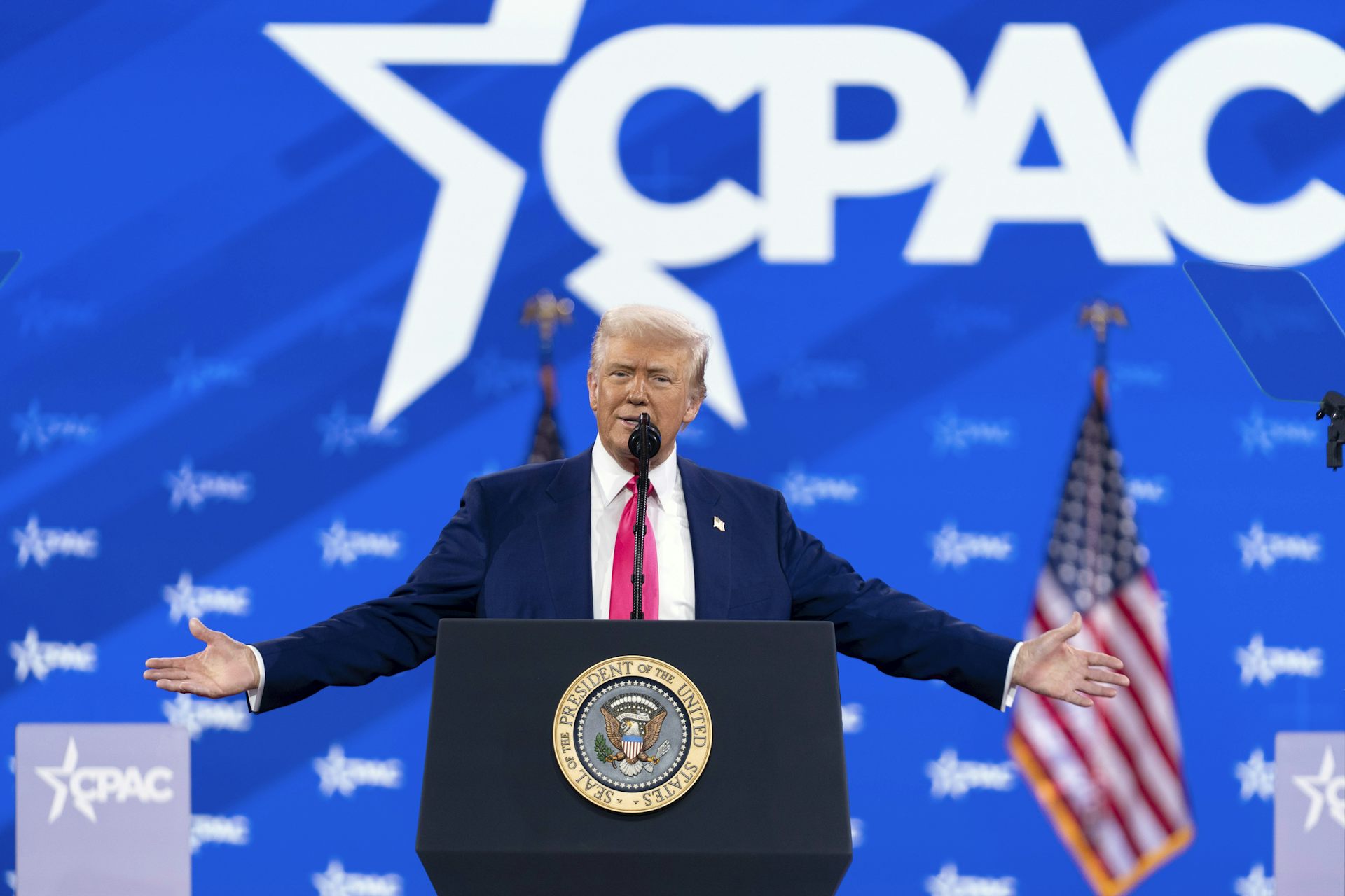 Le président ouvre les bras