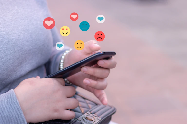 Emoji tertawa tidak selalu menandakan kebahagiaan, melainkan penanda ironi.