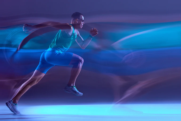 Un atleta corriendo con luces flotantes a su alrededor