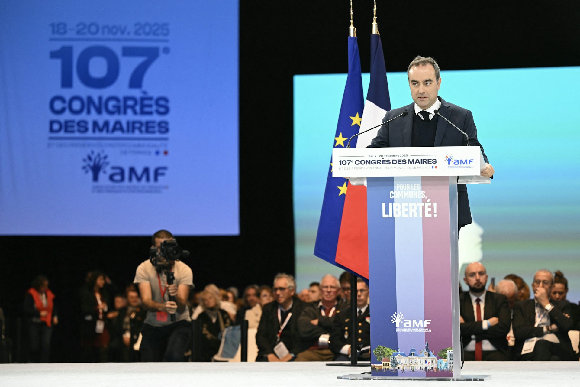 Le Premier ministre français Sébastien Lecornu prononce un discours lors du 107e Congrès des maires organisé par l'Association des maires de France (AMF) au parc des expositions Paris Expo Porte de Versailles, à Paris, le 20 novembre 2025. (Photo : Bertrand GUAY / POOL / AFP)