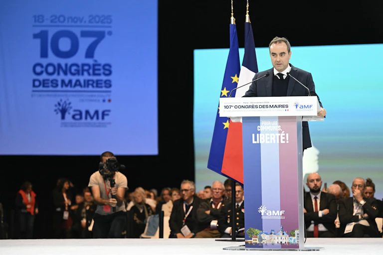 Le Premier ministre français Sébastien Lecornu prononce un discours lors du 107e Congrès des maires organisé par l'Association des maires de France (AMF) au parc des expositions Paris Expo Porte de Versailles, à Paris, le 20 novembre 2025. (Photo : Bertrand GUAY / POOL / AFP)