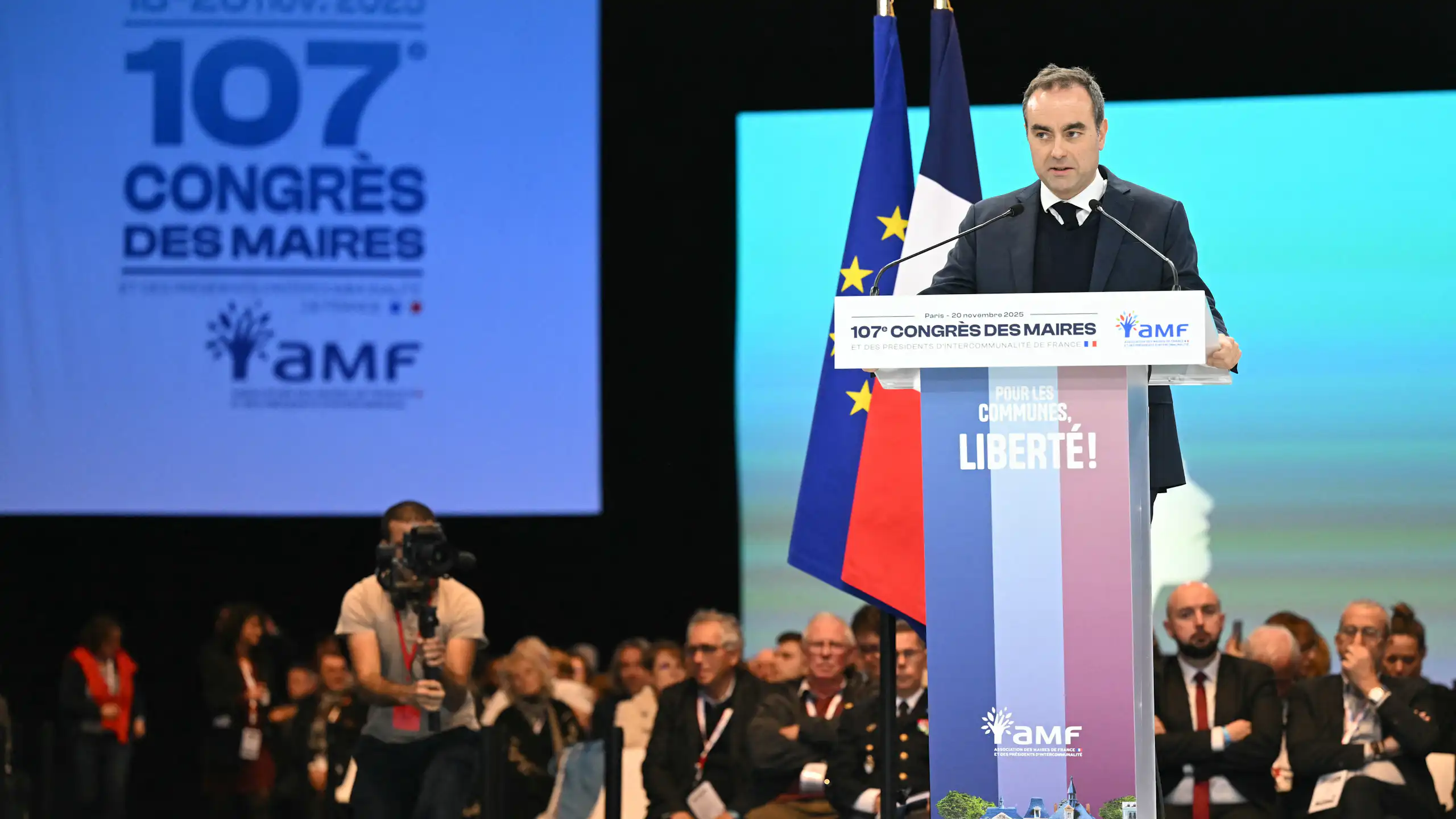 Le Premier ministre français Sébastien Lecornu prononce un discours lors du 107e Congrès des maires organisé par l'Association des maires de France (AMF) au parc des expositions Paris Expo Porte de Versailles, à Paris, le 20 novembre 2025. (Photo : Bertrand GUAY / POOL / AFP)
