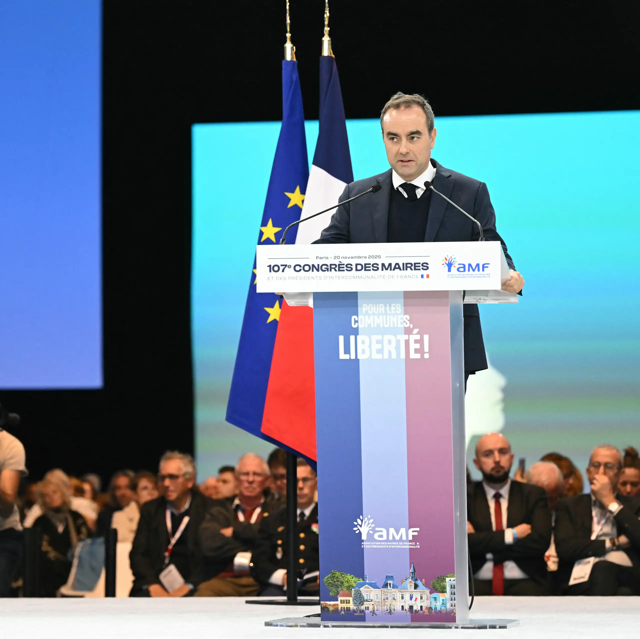 Le Premier ministre français Sébastien Lecornu prononce un discours lors du 107e Congrès des maires organisé par l'Association des maires de France (AMF) au parc des expositions Paris Expo Porte de Versailles, à Paris, le 20 novembre 2025. (Photo : Bertrand GUAY / POOL / AFP)