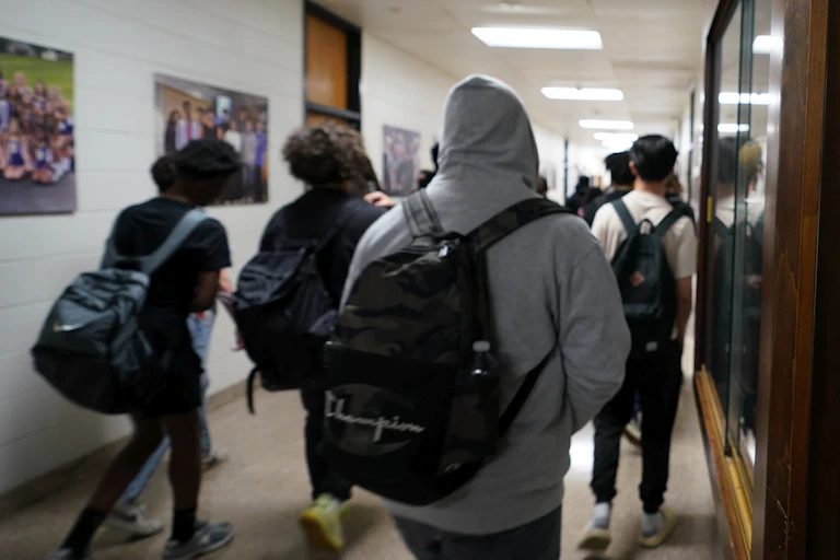 Des adolescents circulent dans les couloirs d'une école