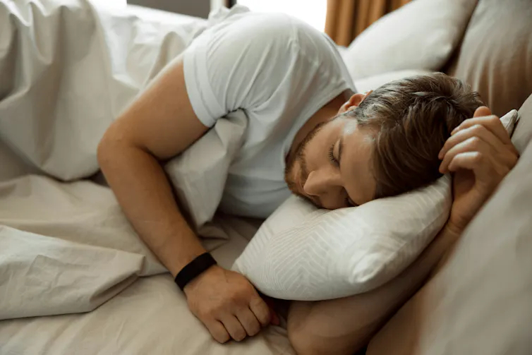 El sueño y la dieta pueden ser más importantes que el ejercicio para aliviar las consecuencias del estrés crónico para la salud 1 hombre durmiendo en la cama