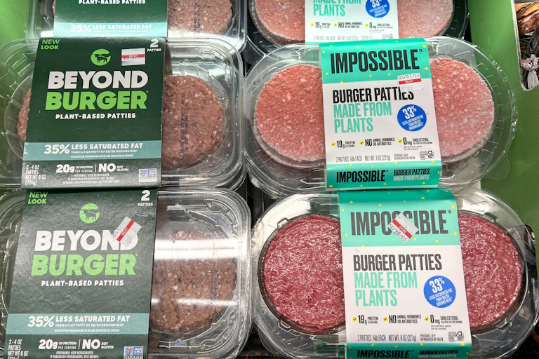 Envases de hamburguesas vegetales en un supermercado