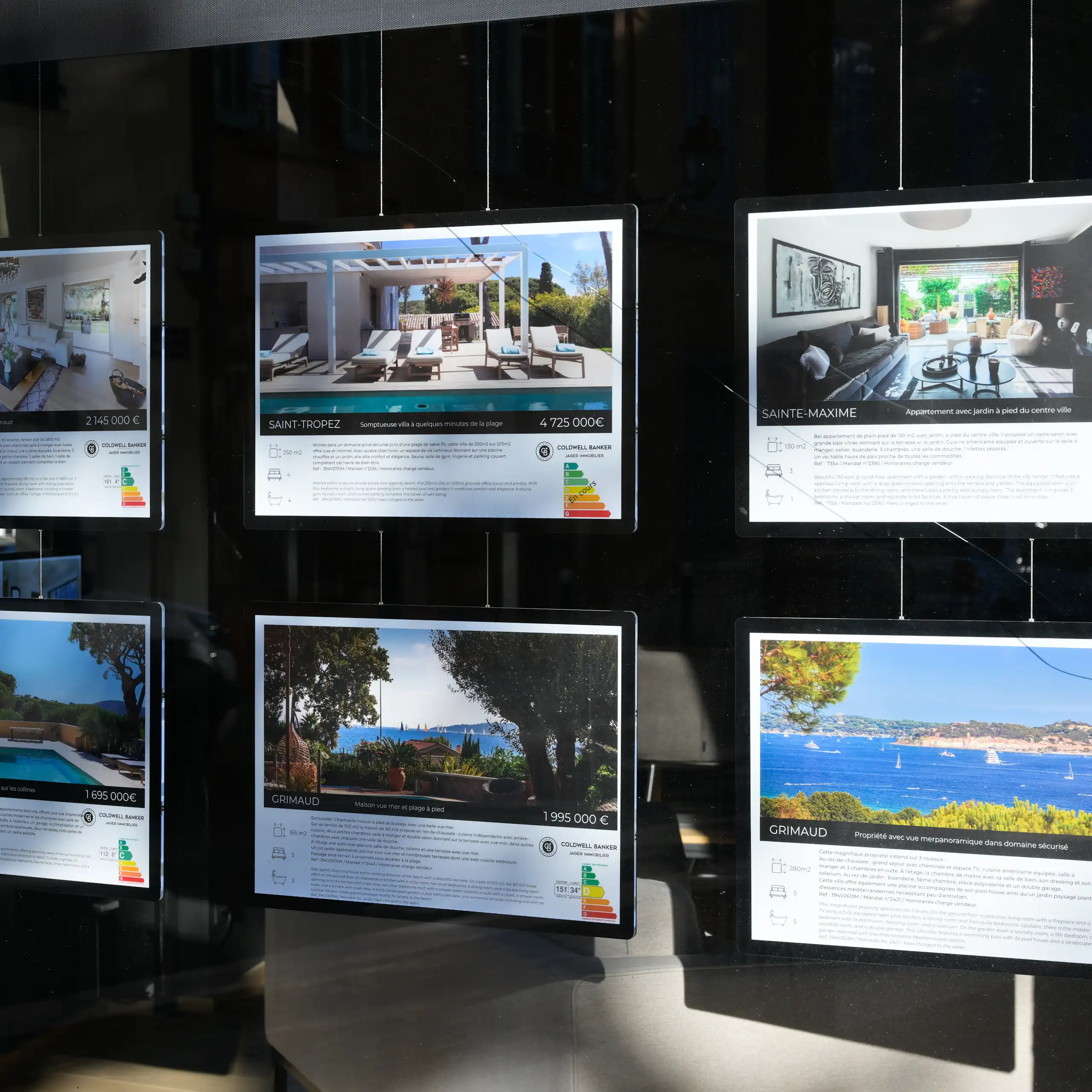 une vitrine d'agence immobilière avec des annonces d'appartements luxueux à Saint Tropez Sainte Maxime Grimaud....