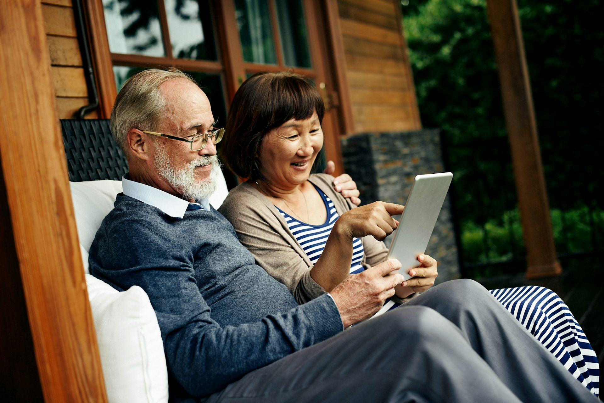 Una pareja de ancianos mira la pantalla de una tableta