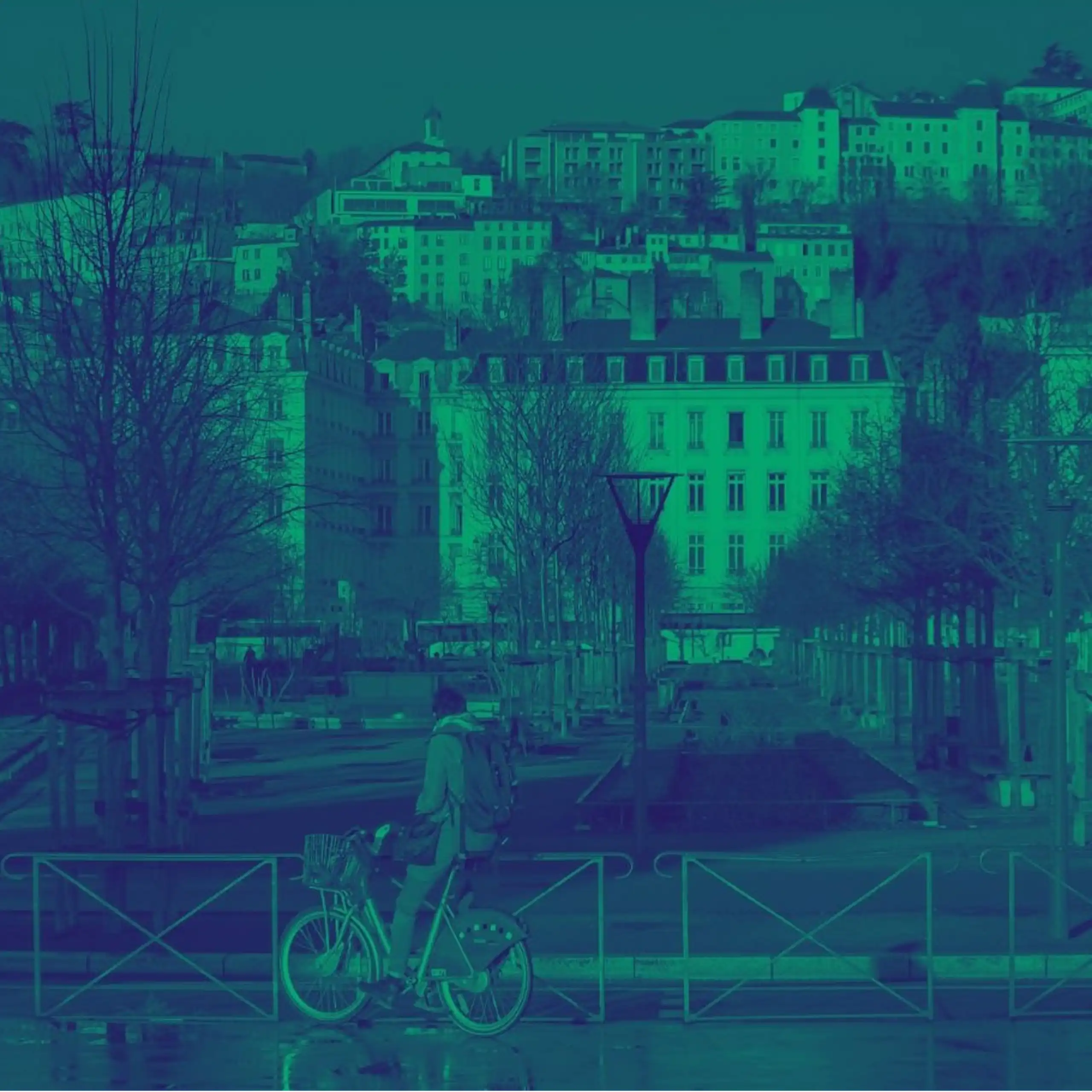 Panorama de la ville de Grenoble, à gauche, et Lyon, à droite.