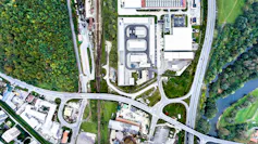 Vue aérienne d’une zone industrielle interreliée par des routes