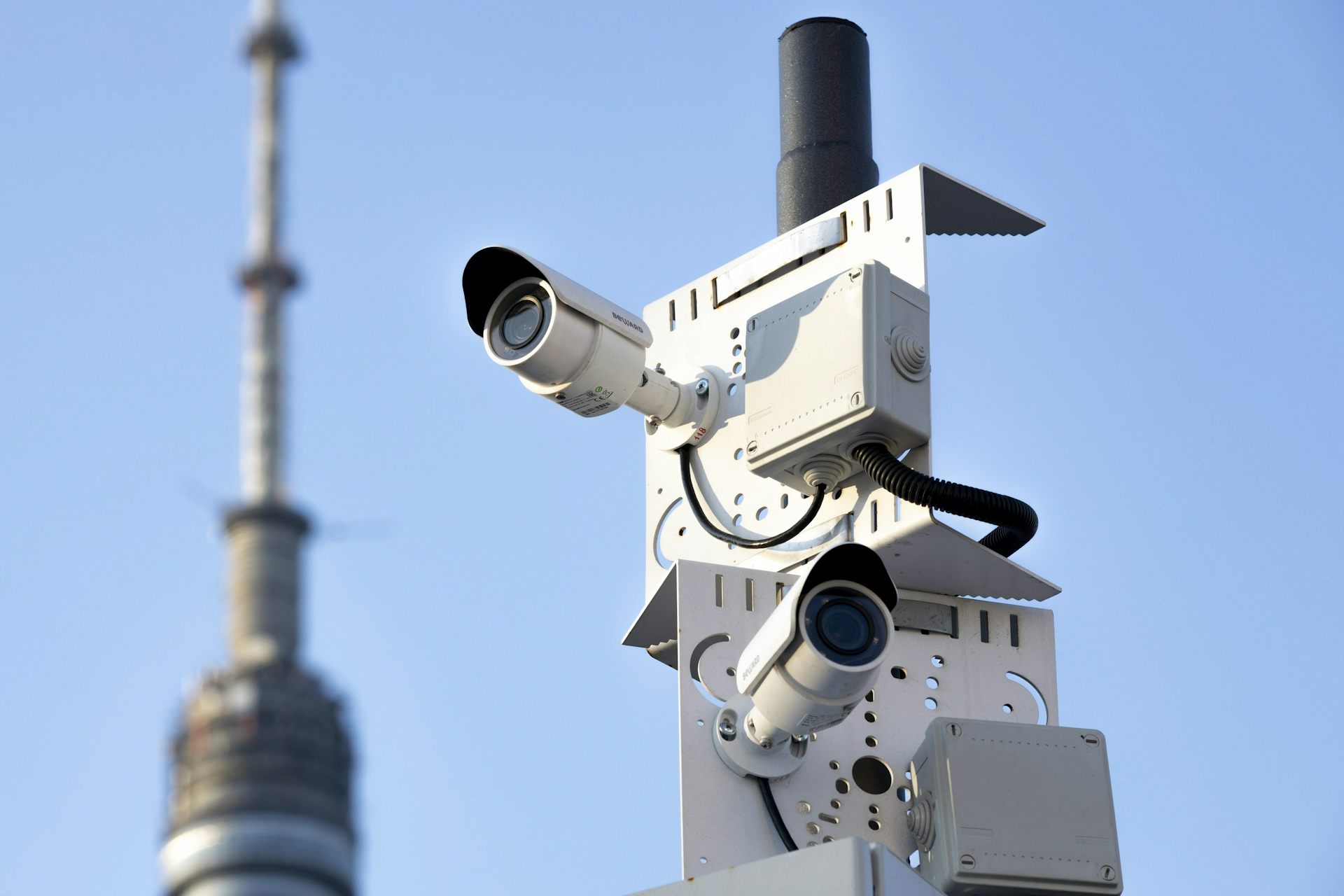 Deux caméras de surveillance pointent dans des directions différentes