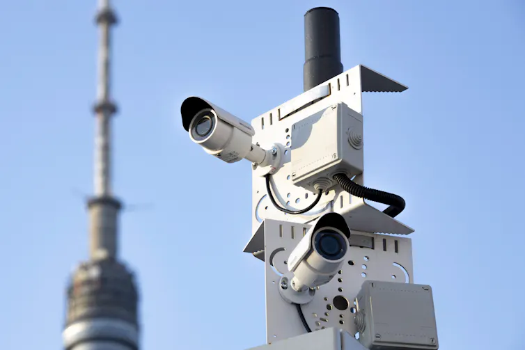 Deux caméras de surveillance pointent dans des directions différentes